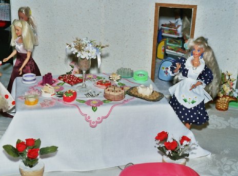 gnes asszony  ( a Menyasszny Keresztanya) s a gazdagon tertett asztal